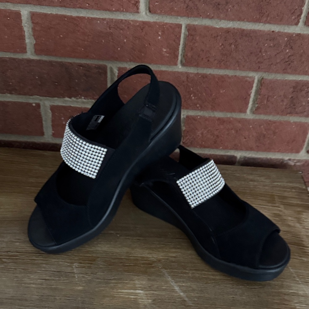 Skechers Rumblers Black Sandals with Sparkling Accents